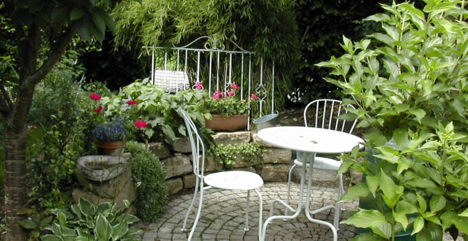 Hardscape-ideas-for-small-backyards-Build-a-patio